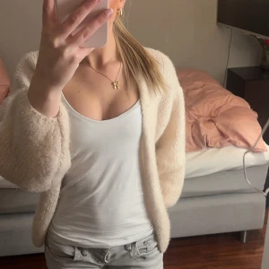 Beige kofta - Mysig beige kofta med långärmad design. Knappt använd💕