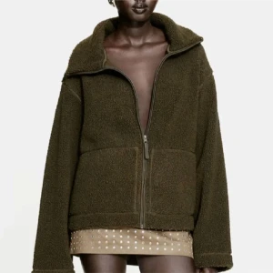  teddyjacka - Jättefin mörkgrön teddyjacka från Hm. Jättebra skick, kom privat för egna bilder 🩷