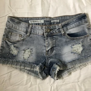 Jeansshorts lågmidjade med spetsdetaljer💕 - Lågmidjade jeansshorts från Denim Art, midjemåttet är 37cm💕 Tveka inte vid frågor!