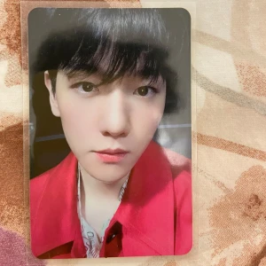 Fotokort från Bambi av Baekhyun - Unikt fotokort från Baekhyuns album 'Bambi'. Kortet har en bild på framsidan och en gul baksida med artistens autograf och text. Den kommer med ett sleeve. 