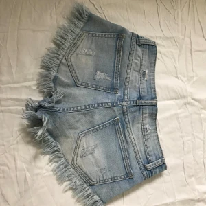 Lågmidjade ljusblå jeansshorts  - De är i super skick, midjemåttet är 34cm. Tveka inte vid frågor!🤪💕De två sista bilderna är lånade från förra ägaren🥰