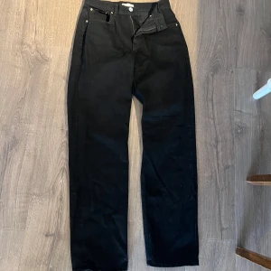 Svarta jeans från Perfect Jeans - Säljer ett par svarta jeans från Perfect Jeans i storlek 36. De har en klassisk design med dragkedja och knapp framtill. Perfekta för både vardag och fest! 🖤