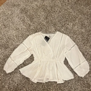 Vit blus - SUPERFIN blus som tyvärr inte passar mig. Den är helt ny och har aldrig använts men har en liten fläck (bild 3) som går bort i tvätten💞