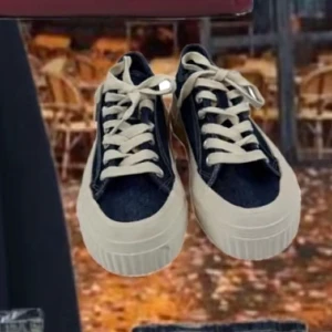 Jeansfärgade sneakers från Zara - Säljer ett par snygga jeansfärgade sneakers från Zara i storlek 40, men passar även mig som har 39 i storlek. Passar till både vår och höst. De är i bra skick!