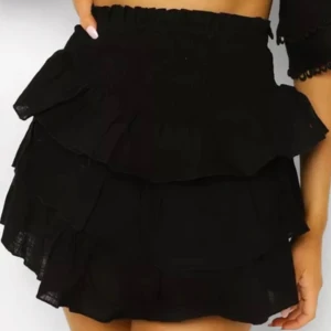 Svart Volangkjol - Fin svart volangkjol från Boohoo i stl S😊super fint skick!