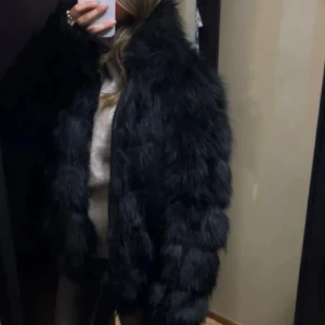 Svart pälsjacka NLY Trend - Intressekoll - Super snygg svart pälsjacka från NLY Trend, storlek 36 🤍
