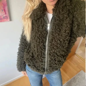 Mörkgrön teddyjacka - Säljer denna så populära och eftertraktade  mörkgröna teddyjacka med dragkedja från hm! Den är helt slutsåld och perfekt nu för höst och vinter! Den är i jätte bra skick! Tveka inte att höra av dig om du har några frågor, LÅNADE bilder. Pris kan diskuteras🫶🏼🧸🐻🩷🫧