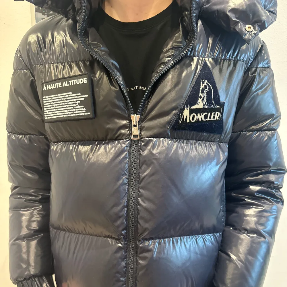 En sällsynt moncler jacka i mycket bra skick, helt perfekt till vintern. Självklart äkta, finns kvitto och prislappar. Nypris ca: 14999| vårt pris: endast 5999kr! Storlek M (3). Vid frågor ”kontakta”. Jackor.