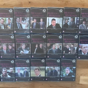 Morden i Midsomer DVD-samling - Säljer en samling av DVD-boxar från serien Morden i Midsomer. Boxarna har olika omslag med bilder från serien och titeln i röd text. Perfekt för den som älskar brittiska kriminalserier och vill ha en komplett samling hemma. Alla skivor är i bra skick och redo för en maratonkväll! Alla är med plast på och oanvända kostar 99 kr styck i butik men jag har billigare ni kan välja några enstaka 