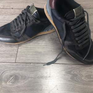 Säljer ett par snygga Valentino Garavani sneakers i blått och vinrött. Storlek Uk 8 vilket är samma sak som storlek 43. Skorna är lite använda men de går inte o se på utsidan utan bara på sulan. Skorna kostade mig 8000kr men säljer dem för endast 3000 (dessa är en steal) om du har några funderingar/frågor är de ba att skriva🔒