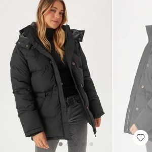 Svart boomerang jacka - Säljer en snygg och varm svart boomorang jacka som är köpt för 6000 men säljer för as mycket mindre! Perfekt för kalla vinterdagar. Jackan har långa ärmar och stängs med knappar. Den är i mycket bra skick och passar perfekt för vinterns alla äventyr. Om ni har frågor så är det bara att höra av sig!💗(PRIS DISKUTERAS)