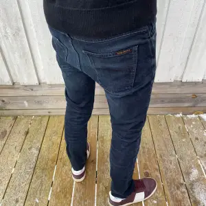 Säljer nu dessa sjukt snygga nudie jeans i väldigt bra skick! | Modellen är den mycket omtyckta ”Grim Tim” som är i slimfit!✅ | På lappen står 29/32 men de passar bättre till 28 i midja och är kortade till 30!👌 | Hör av dig vid minsta fundering!✌️👑