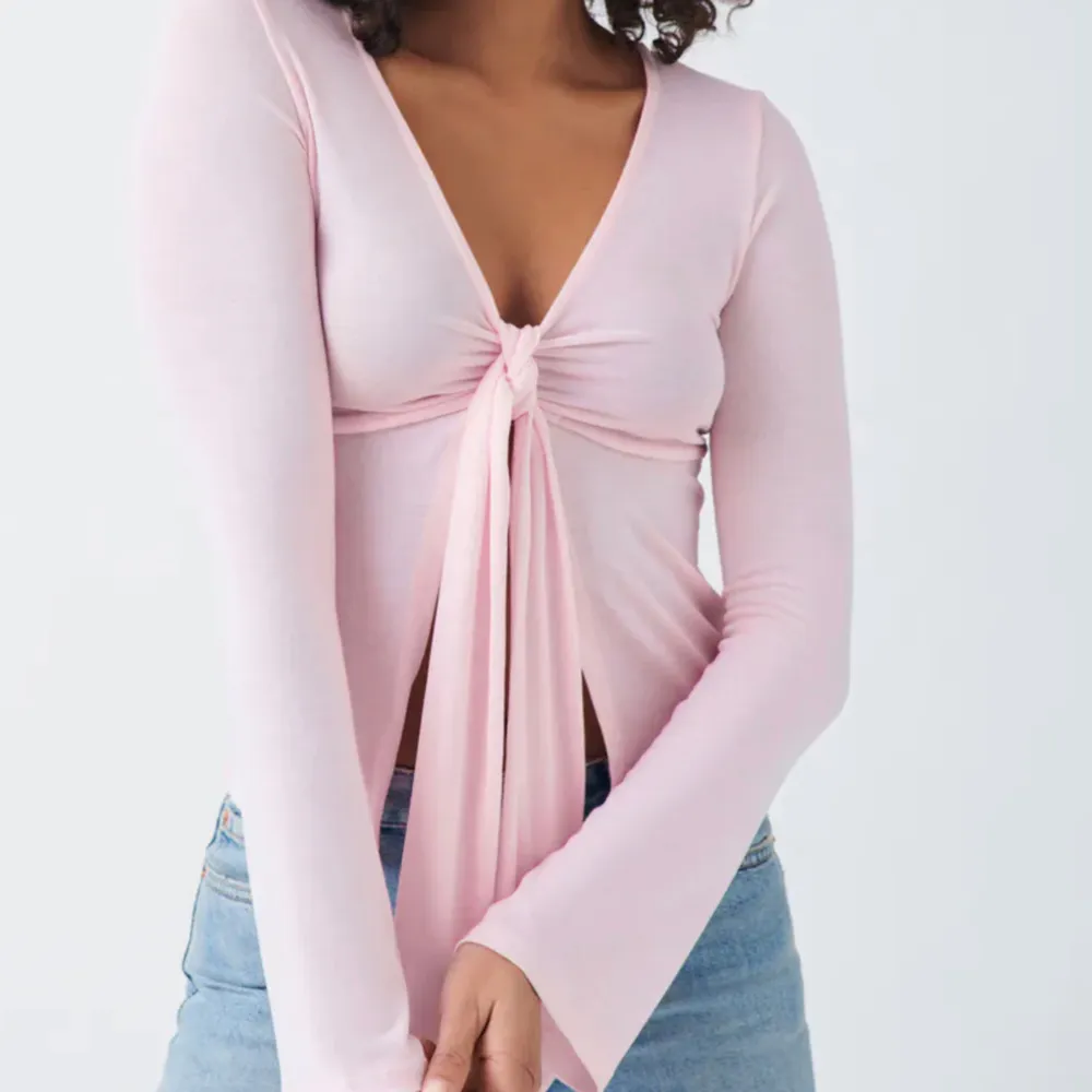Säljer en superfin rosa långärmad topp från Gina tricot. Storlek S, bara testat, aldieg använd! (Dåligt ljus på min bild, likadan rosa som de andra bilderna i verkligheten. Säljer för 150 kr🌸. Yläosat.