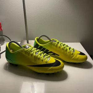 Nike fotbollsskor - Nike mercurial vapor IX AG Galet sällsynta fotbollsskor!!   Är i toppskick ! Var inte rädd att höra av dig om frågor eller om du vill diskutera pris
