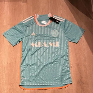 Inter miami fotbollströja  - Säljer en replika av Inter Miamis bortatröja 24/25, storlek S. Tröjan är i perfekt skick, aldrig använd och har alla originaltaggar kvar. 