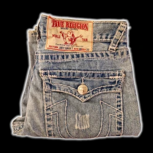 FLARED TRUEYS - Flared fat stitch trueys! Storlek 36. Ena knappen är lite skadad. Bara att skriva vid intresse :) 