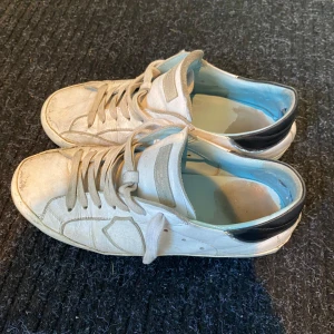 Philippe model - Tjena! Säljer dessa feta Philippe model skor i storlek 39.5 sitter som 40. Skriv för frågor!