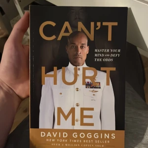 Can't Hurt Me - Boken 'Can't Hurt Me' av David Goggins är en inspirerande självbiografi om att övervinna motgångar och bemästra sitt sinne. Goggins delar sin resa från en tuff barndom till att bli en Navy SEAL och ultramaratonlöpare. Perfekt för dig som söker motivation och vill utmana dina gränser.