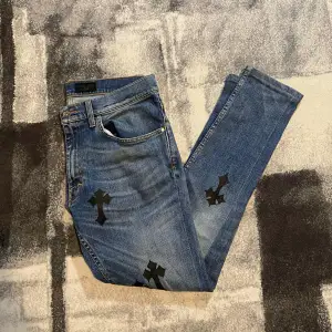 Säljer nu ett par custom chrome hearts inspirerade jeans från Tiger of Sweden i modellen pistolero alltså är de slim fit. Storlek 32/32 men enligt mig passar de 30/32 