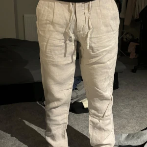 Linnebyxor Bondelid - Linnebyxor från Boldelid. Köptes för ungefär 2 år sedan, men fortfarande i mycket bra kvalite (skrynkliga på bilden)! Köptes för 800. Pris går att diskuteras. 