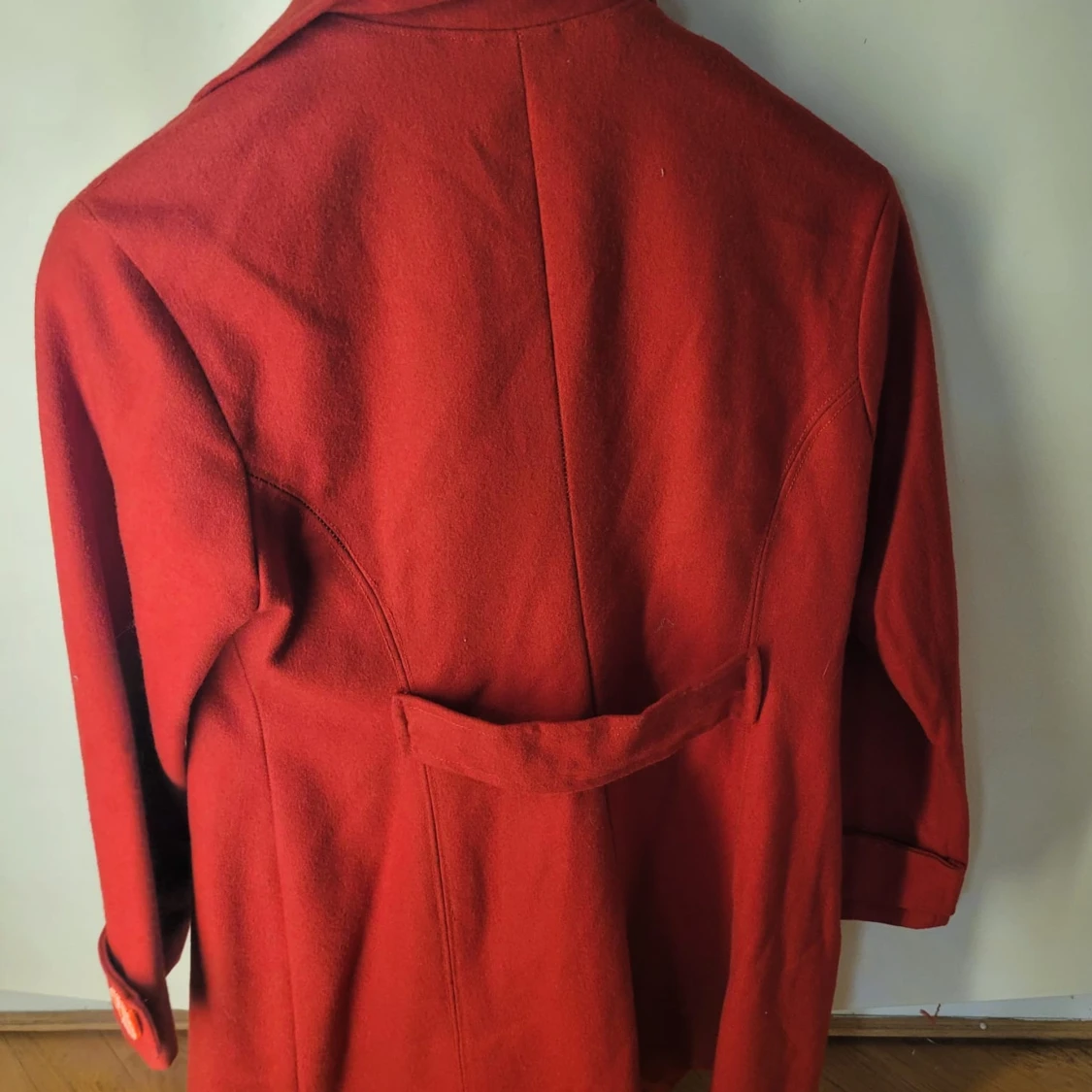 Röd kappa med stora knappar - 90