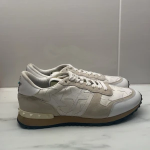 Valentino rockrunner - Riktigt fina i jätte fint skick, storlek 42 inga tillbehör bara skorna. Hör av er vid eventuella frågor 