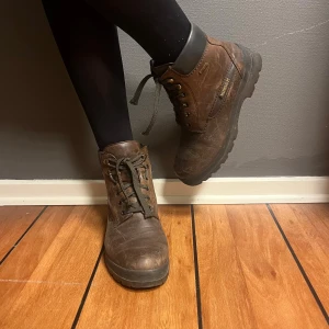 Vintage Gore-tex boots från Mephisto - Bra åldrat skick. US sz 8, sitter ungefär som 38-39 eu. Bra kvalitét och perfekta för vintern.
