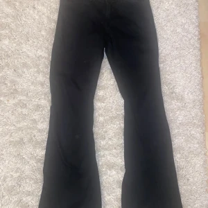 Svarta bootcut byxor - Säljer ett par svarta bootcut byxor i mycket bra skick. Väldigt sköna och är mycket stretchiga.💕 säljer för de har blivit för korta på mig.