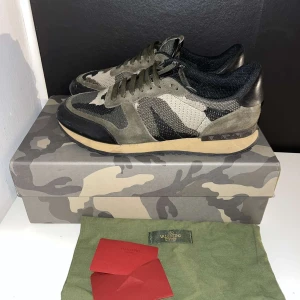 Valentino Rockrunner i camouflage - Säljer nu dessa sjukt snygga valentino rockrunners. Jätte bra skick. Ny pris≈ 6000kr mitt pris 2450kr. Storlek 43 passar även 42. Ingår box, valentino påse och kuvär. Ett par feta skor nu till vintern. Hör av dig om mer information skriv innan köp. 