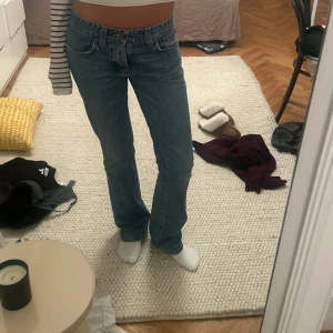 Blå jeans med bootcut - Säljer ett par snygga blå jeans med bootcut. De är lågmidjade och har en klassisk femficksdesign. Perfekta för en avslappnad vardagslook eller en utekväll. Passar bra med både sneakers och klackar! Dem är från nudie jeans co, jag är 177, innebenslängd 87
