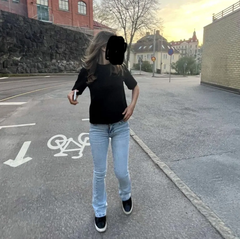 Säljer ett par ljusblå jeans i bootcut-stil eftersom dem inte kommer till användning längre . Jeans & Byxor.