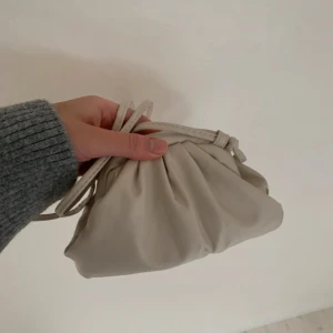 Vit dumplingväska  - Vit dumplingväska. Använd en gång 