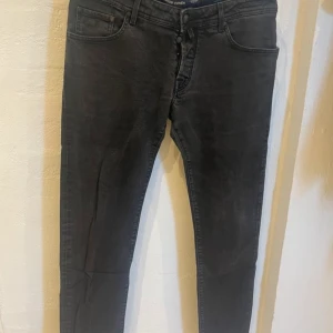 Svarta jeans från Jacob Cohën - Säljer ett par riktigt snygga svarta jeans från Jacob Cohën till grymt pris. De är handgjorda med exklusiva tyger och italienskt hantverk. De är i storlek 36 men passar 34 de är ungefär 34 i längd 