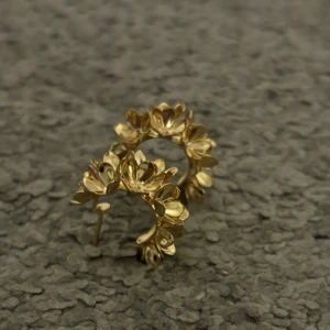 Guldörhängen med blomdesign - Säljer ett par jättesöta guldörhängen med en  blomdesign. De är formade som små blommor som bildar en cirkel, vilket ger en elegant look. Perfekta till vilken outfit som helst som vardags eller fest. 💖💖Tror de är från pilgrim då jag fick de e konfa present. 💖