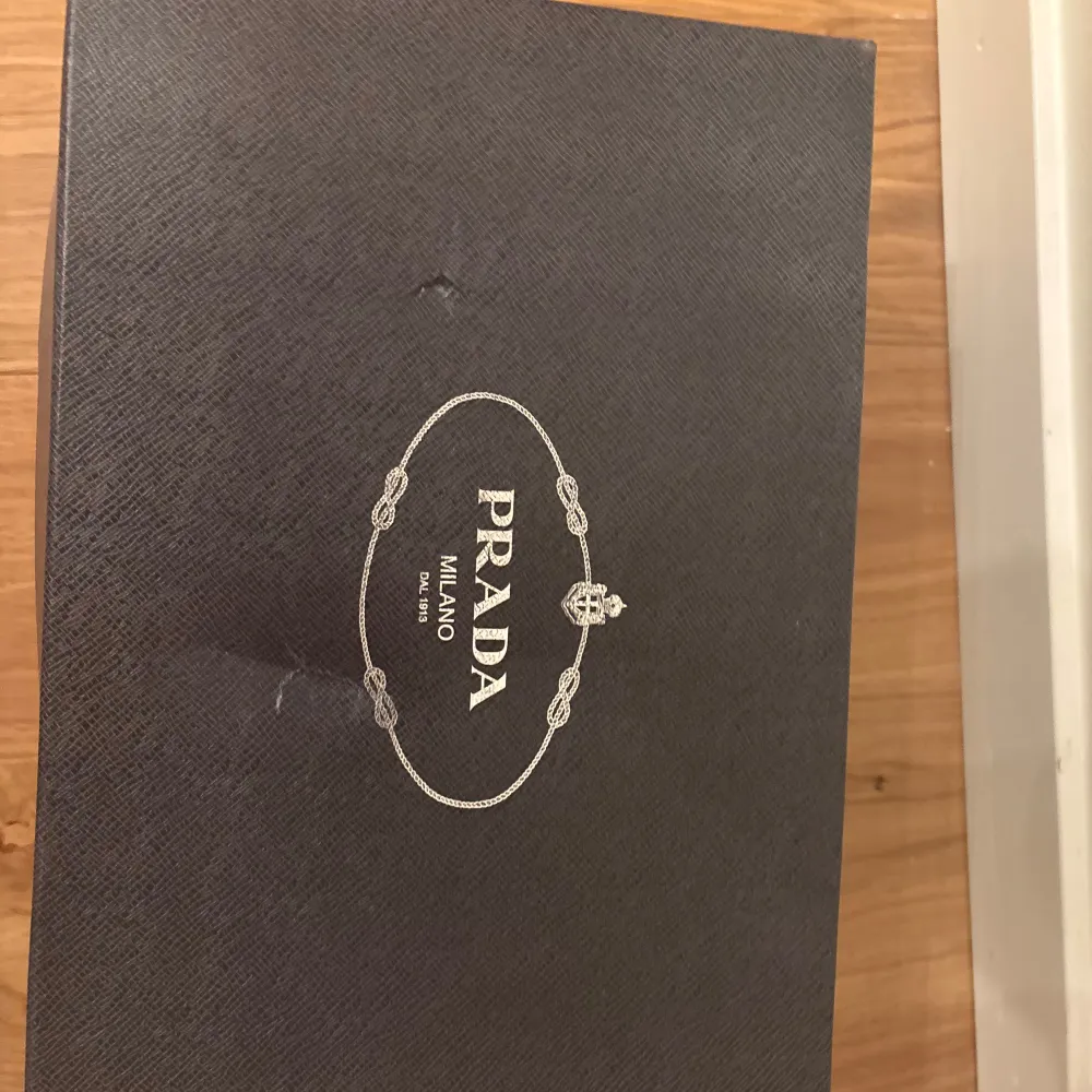 Säljer ett par eleganta svarta loafers från Prada i skinn. De har en stilren design med Pradas logotyp på ovansidan. Perfekta för både formella och avslappnade tillfällen. Skorna är i mycket bra skick och kommer i originalförpackning samt kvitto. Nypris ca 10000 kr. Kengät.