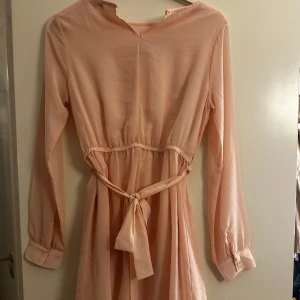 Ljusrosa klänning - Jätte söt klänning med ett knyte i midjan🩷använd fåtal gånger