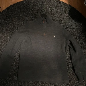Ralph Lauren Half Zip - Säljer en stilren grå half zip från Polo Ralph Lauren i storlek S. Perfekt för både vardag och lite finare tillfällen. Väldigt bekväm och i bra skick! Skriv vid funderingar/Karl