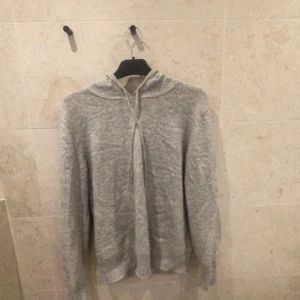 Cashmire hoodie grå - Tja säljer denna feta Kashmir hoodies, storlek S, nypris cirka 2,5 ny pris mitt pris 899