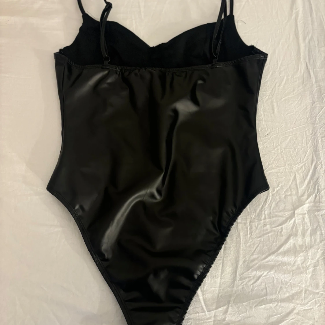 Svart läder body från Shein - 90