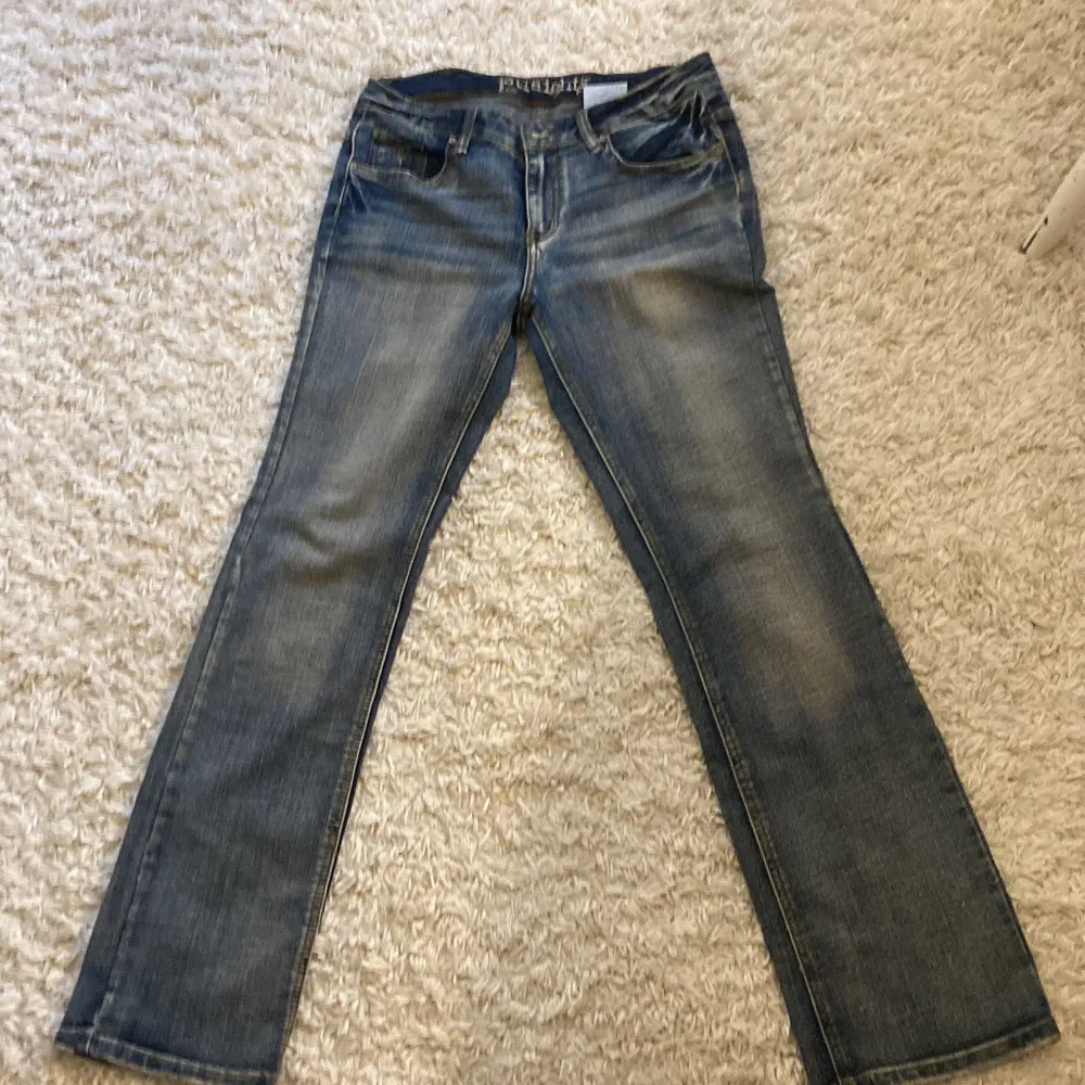 Säljer ett par snygga blå jeans i bra skick. Har aldrig använt de är förstora för mig men skit snygga ny pris 400. Jeans & Byxor.