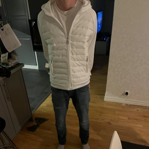 Vit Cardigan - Säljer denna feta cardigan då den ej passade mig. Det är min polare i bild. Skick: NYSKICK aldrig använd. Nypris ~ 1000kr. Storlek L men passar M. Passar dig runt 178-188. Modellen på bild är 185cm, väger 65kg.
