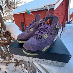 Säljer ett par Air Jordan 4 Retro canyon purple. Skorna är i mycket bra skick och kommer i originalförpackning. Perfekta för vinterns streetwear-look! 🏀andvända några gånger men har gjort de fina igen har en liten sak under skon som inte går att få bort men det är inte så mycket och jag är okej med ganska mycket prutning.👍