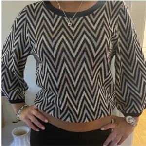Neo Noir tröja - Super snygg Neo noir blus med trekvarts ärm i mörkblå och beige! Den är använd 1 gång. Orginalpris 750kr💓                                                       Lånad bild!!