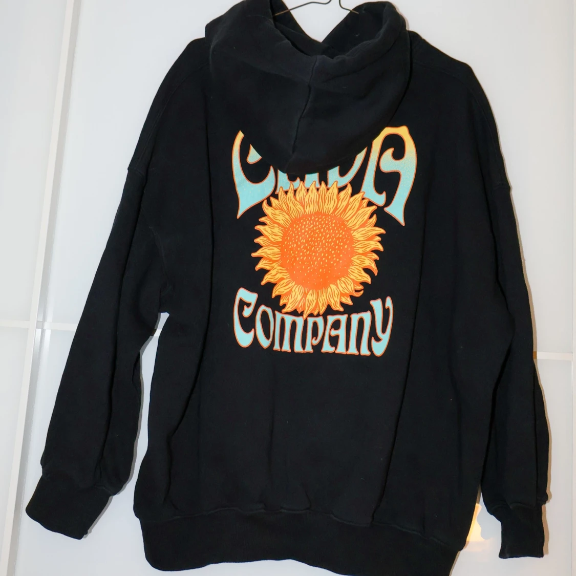 Svart hoodie från The Cava Company - 90