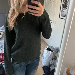 Mörkgrön tröja från Vero Moda - Säljer en mysig mörkgrön tröja från Vero Moda i storlek S. Har nån defekt kolla sista bilden🥰inte mina bilder