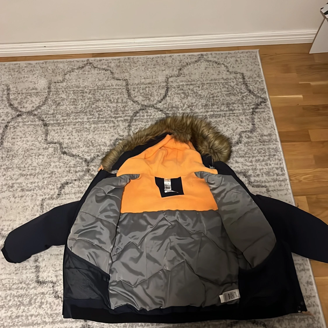 Svart vinterjacka med pälsdetaljer - 90