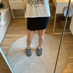 Svart jeanskjol  - Säljer en svart kort jeanskjol i mycket bra skick. Den är i storlek xxs.🖤✨