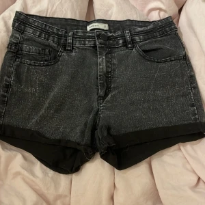 MörkGrå jeansshorts - Snygga mörkgrå stretchiga jeansshorts. 