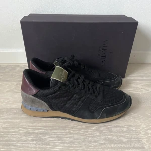 Valentino Rockrunners  - Tja! Säljer nu dessa riktigt snygga Valentino Rockrunners i storlek 44. Skicket på skorna är riktigt fint 8,5/10, höger skon är lite slitna inne i hälen (se sista bilden). Box ingår! Vid snabb och smidig affär kan vi diskutera priset! skriv vid frågor och funderingar!