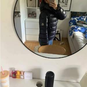 Säljer en snygg mörkblå pufferjacka från Moncler i mycket bra skick. Jackan har en hög krage och långa ärmar, perfekt för kalla vinterdagar. Den är stilren och håller dig varm med sin quiltade design. Passar både till vardags och lite finare tillfällen.